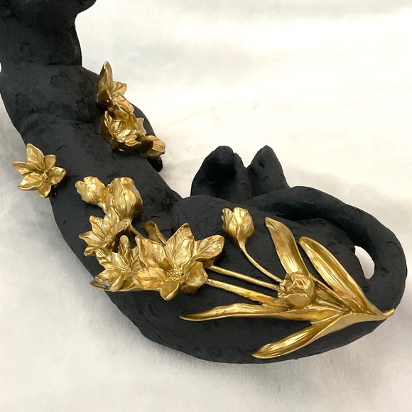 Black Resin Leopard Sculpture/Statue With Gold Roses and Flowers - Picture 11 of 16
